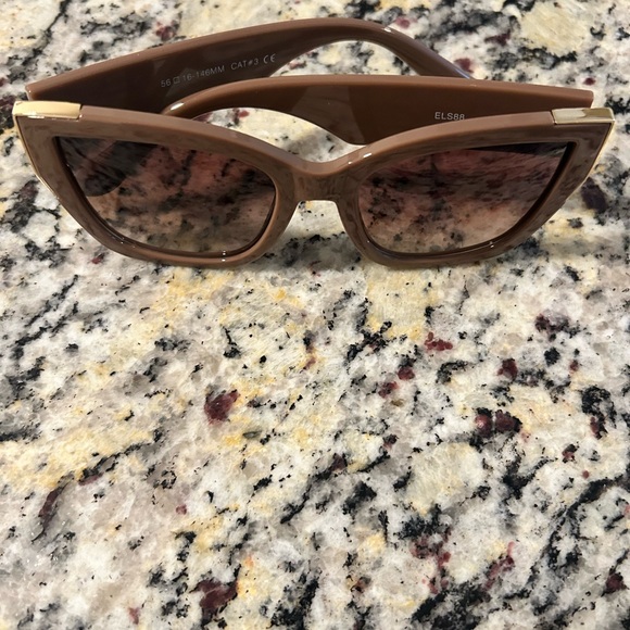 Stylish Brown Sunglasses with gold accent - Picture 4 of 4